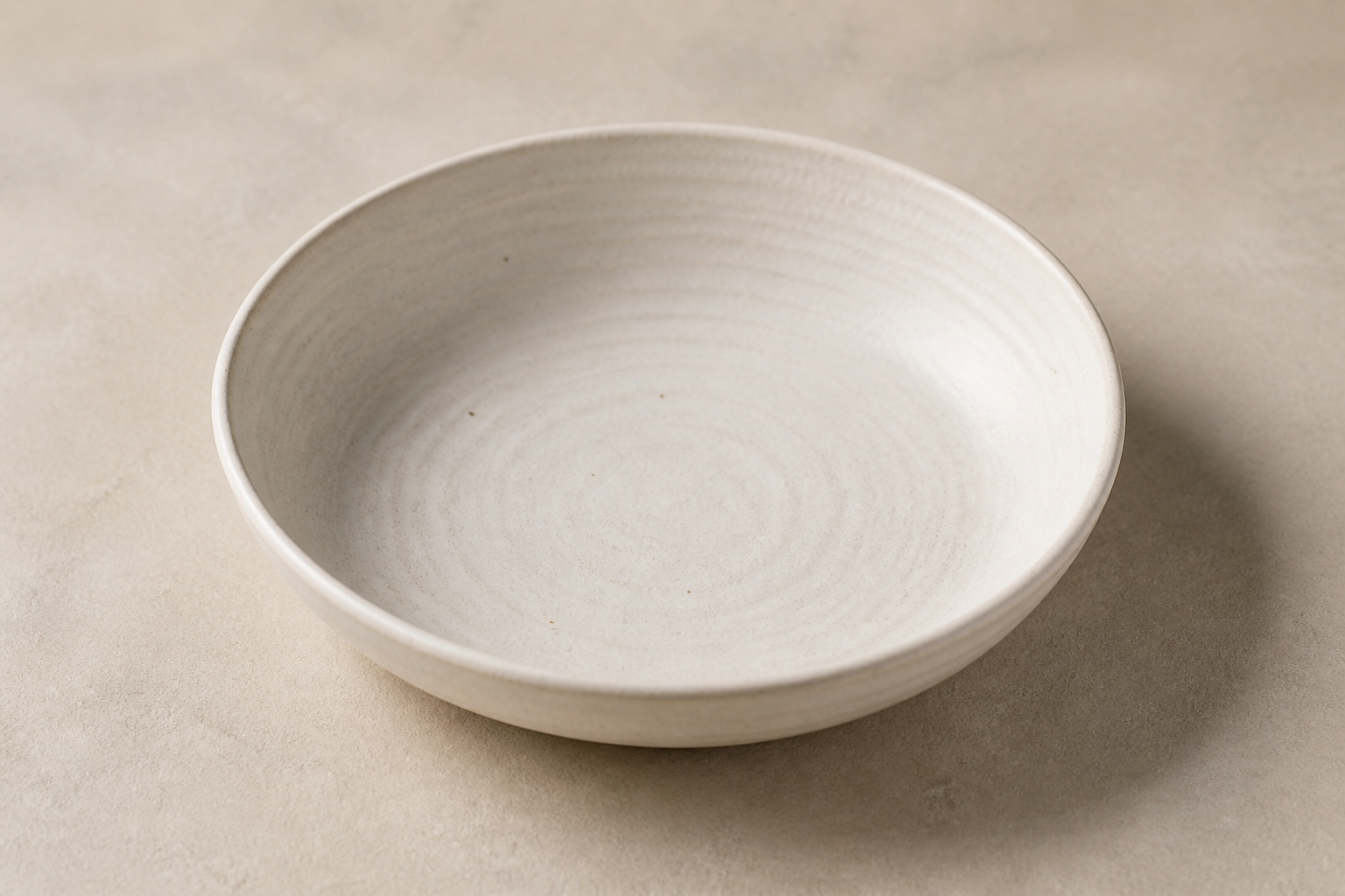 Plat creux grès blanc, bord resserré — Céramique, Nolwenn Thomas